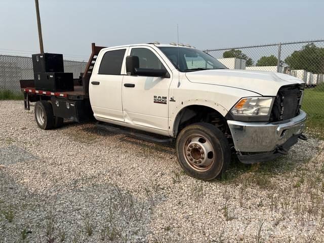RAM 5500 平板式/側卸式卡車