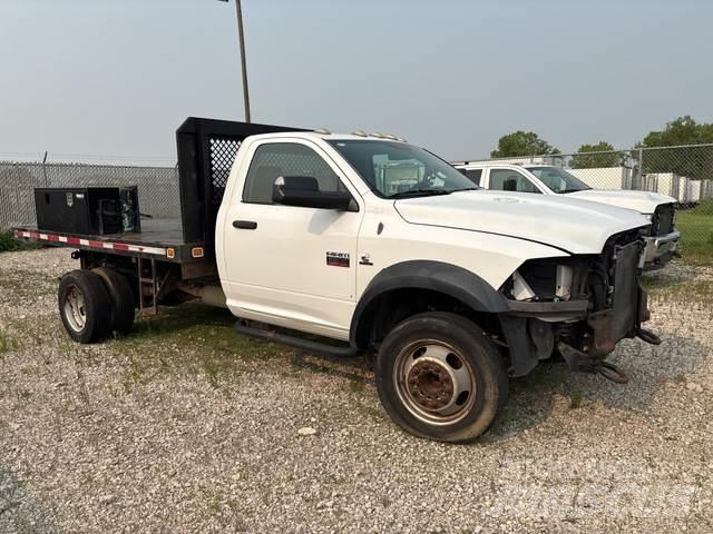 RAM 5500 平板式/側卸式卡車