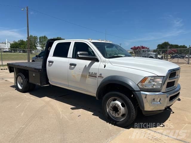 RAM 5500 平板式/側卸式卡車