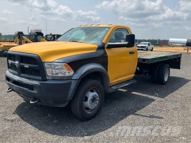 RAM 5500 平板式/側卸式卡車