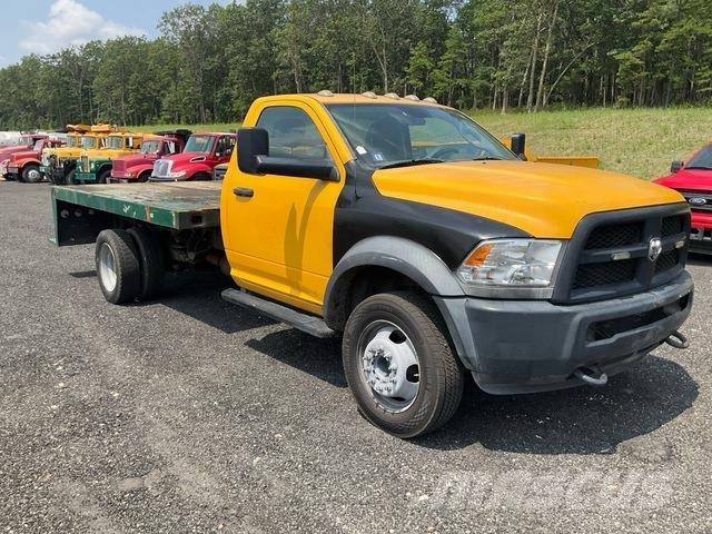 RAM 5500 平板式/側卸式卡車