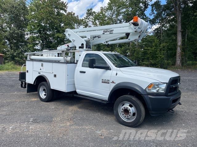 RAM 5500 卡車裝載高空作業車