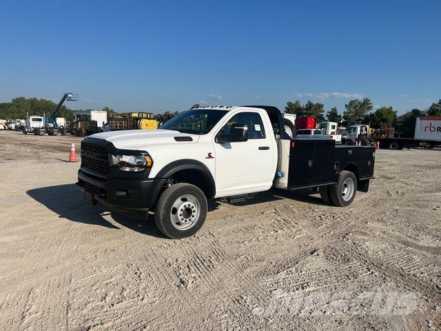 RAM 5500 平板式/側卸式卡車