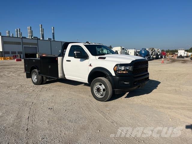 RAM 5500 平板式/側卸式卡車