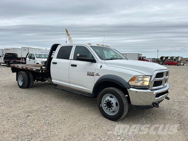 RAM 5500 平板式/側卸式卡車