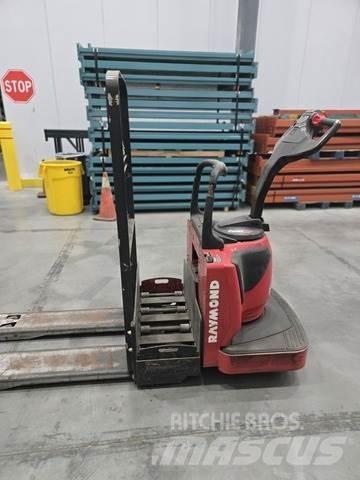Raymond 8410 手拉式油壓拖板車