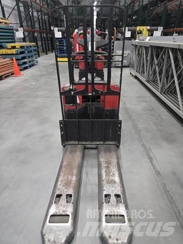 Raymond 8410 手拉式油壓拖板車