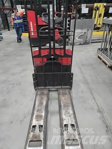 Raymond 8410 手拉式油壓拖板車