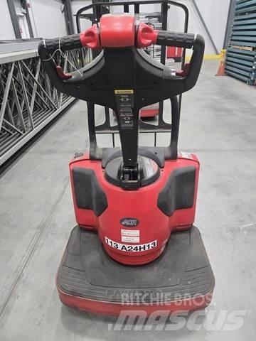 Raymond 8410 手拉式油壓拖板車