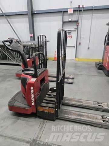 Raymond 8410 手拉式油壓拖板車