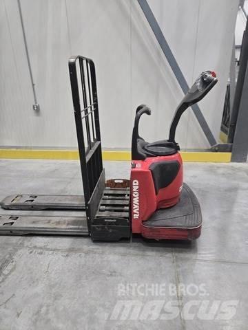 Raymond 8410 手拉式油壓拖板車