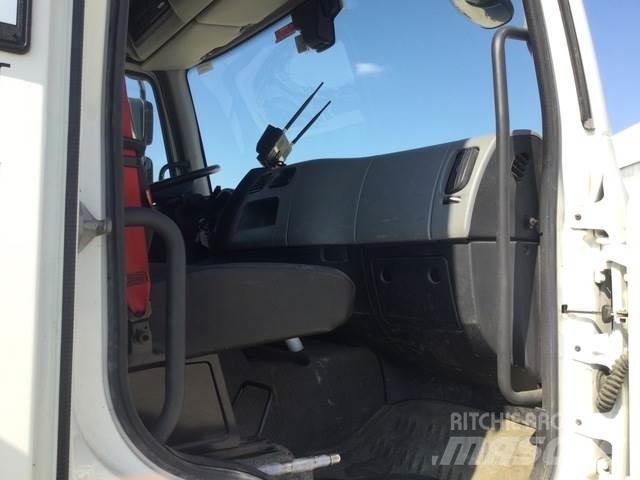 Renault D250 移動式鑽機車