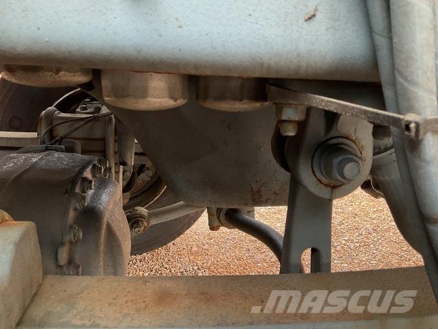 Renault Kerax 刮雪板和犁