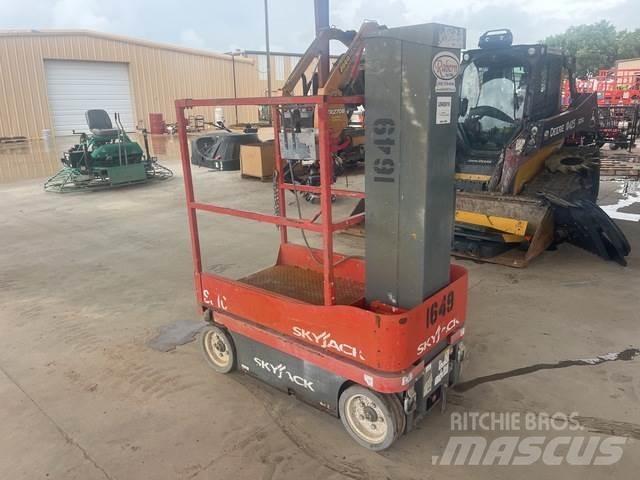 SkyJack SJ16 垂直升降工作台