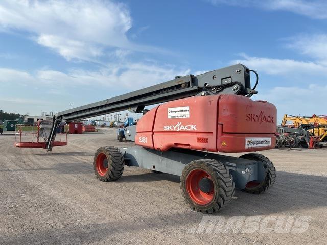 SkyJack SJ86T 伸縮臂高空作業車