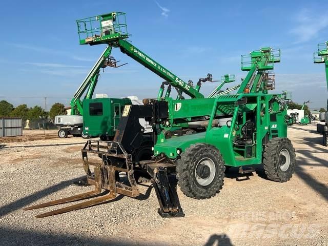 SkyTrak 10042 伸縮臂操作車