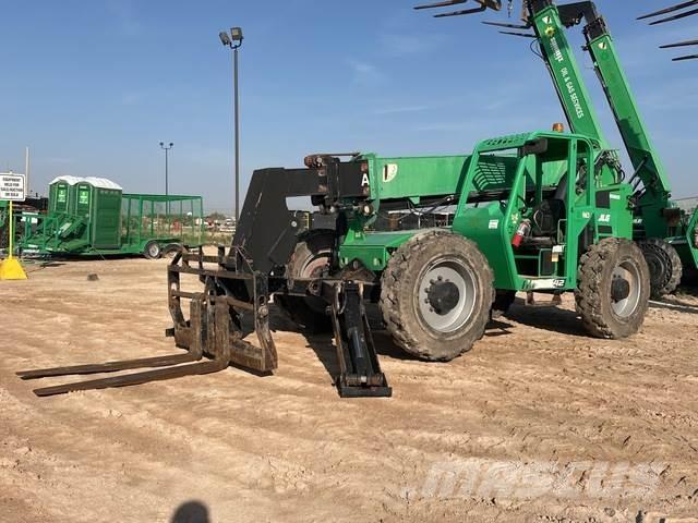 SkyTrak 10042 伸縮臂操作車