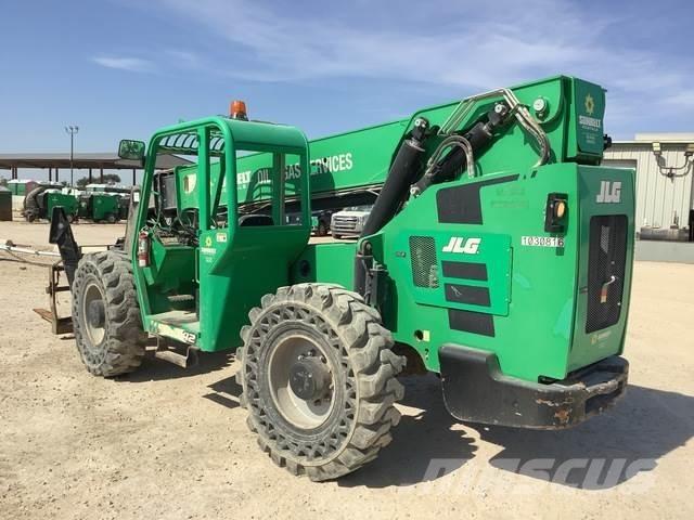 SkyTrak 10042 伸縮臂操作車