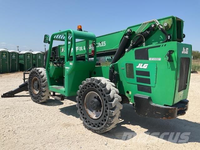 SkyTrak 10042 伸縮臂操作車
