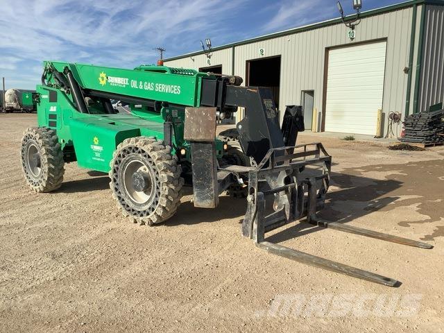 SkyTrak 10042 伸縮臂操作車