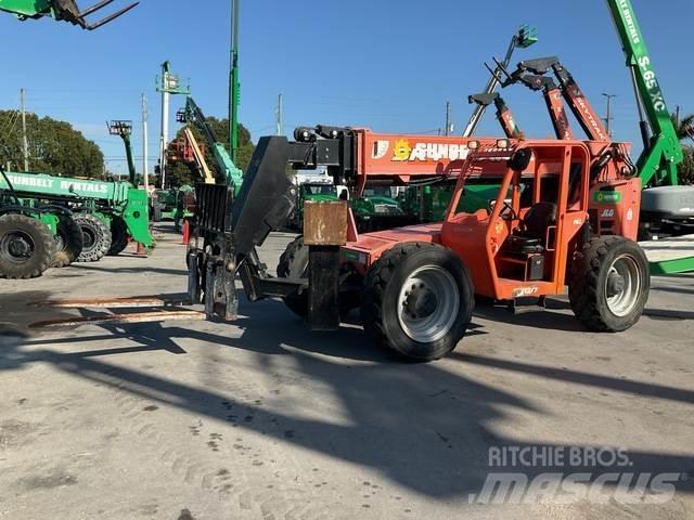 SkyTrak 10054 伸縮臂操作車