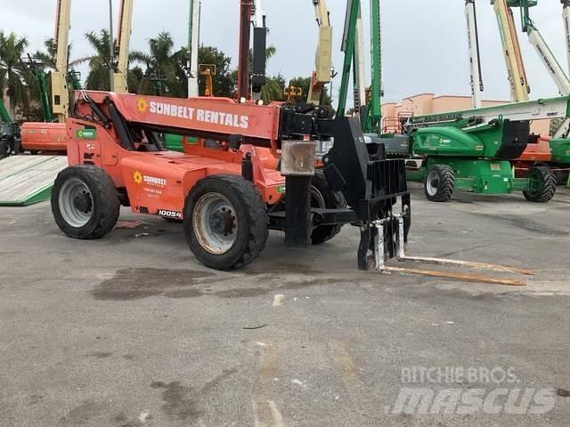 SkyTrak 10054 伸縮臂操作車