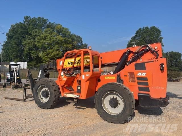 SkyTrak 10054 伸縮臂操作車