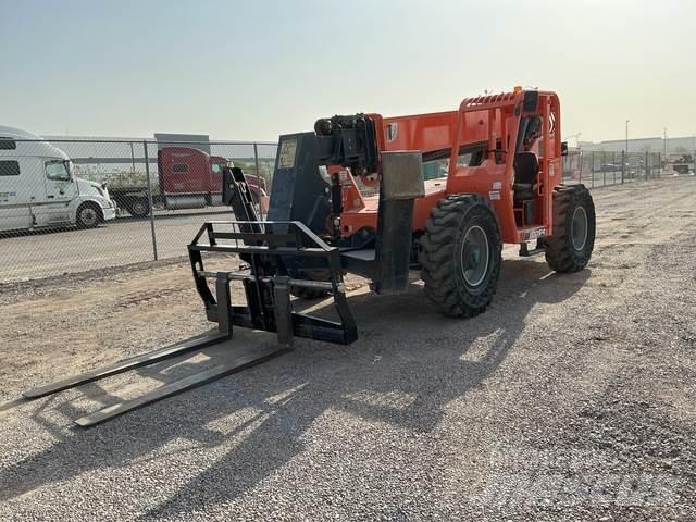 SkyTrak 10054 伸縮臂操作車