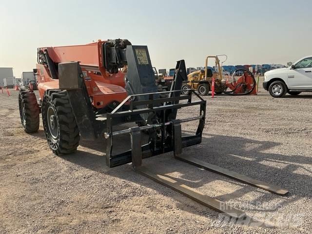 SkyTrak 10054 伸縮臂操作車