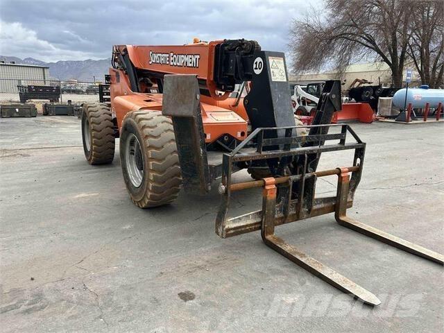 SkyTrak 10054 伸縮臂操作車