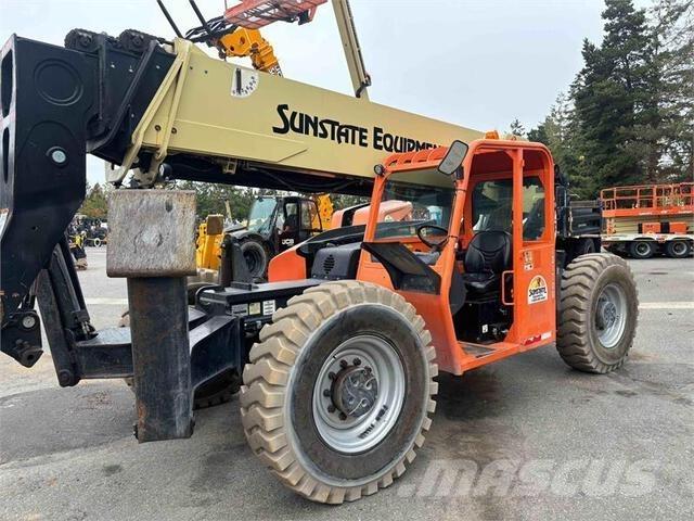 SkyTrak 10054 伸縮臂操作車