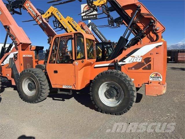 SkyTrak 10054 伸縮臂操作車