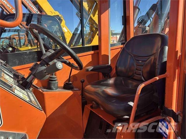 SkyTrak 10054 伸縮臂操作車