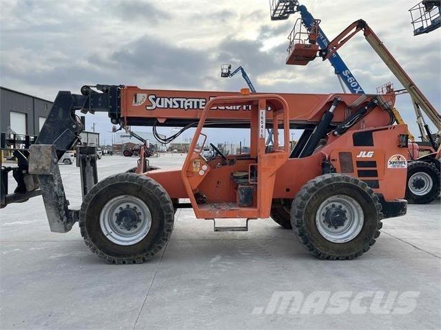 SkyTrak 10054 伸縮臂操作車