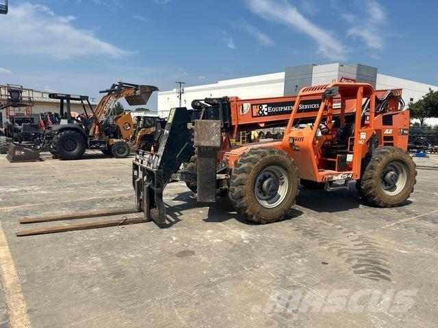 SkyTrak 10054 伸縮臂操作車