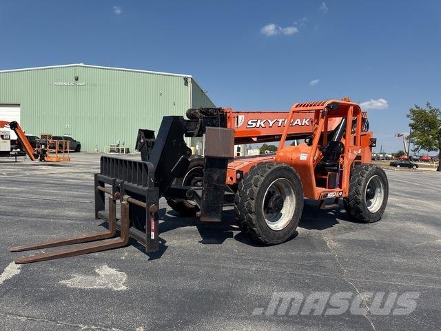 SkyTrak 10054 伸縮臂操作車