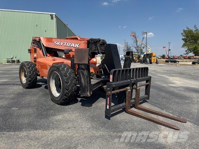 SkyTrak 10054 伸縮臂操作車
