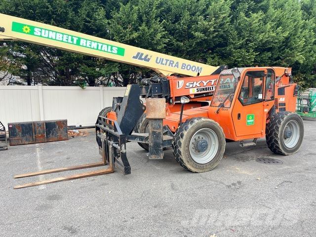 SkyTrak 10054 伸縮臂操作車