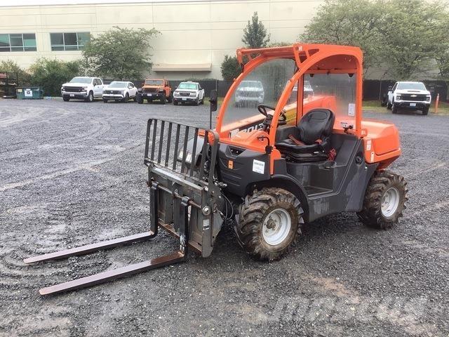 SkyTrak 3013 伸縮臂操作車