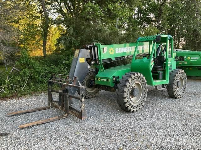 SkyTrak 6042 伸縮臂操作車