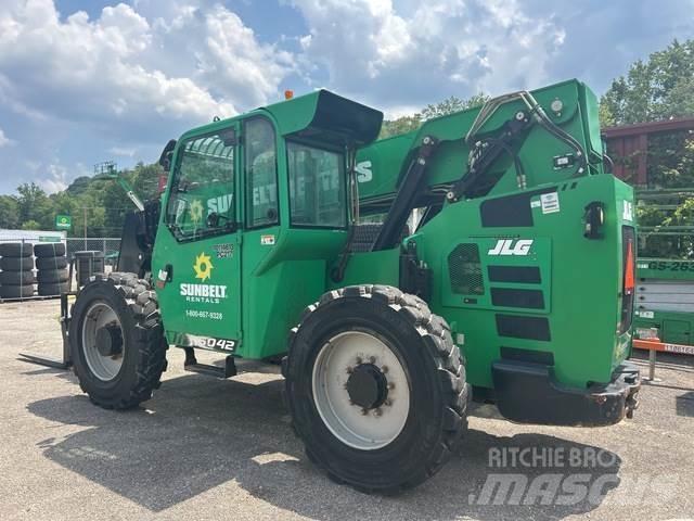 SkyTrak 6042 伸縮臂操作車