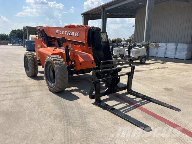 SkyTrak 6042 伸縮臂操作車