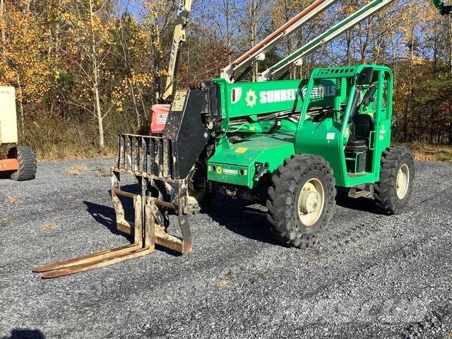 SkyTrak 6042 伸縮臂操作車