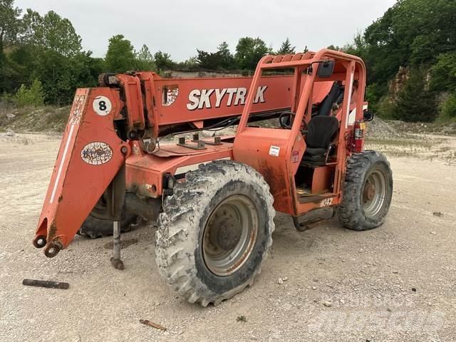 SkyTrak 8042 伸縮臂操作車