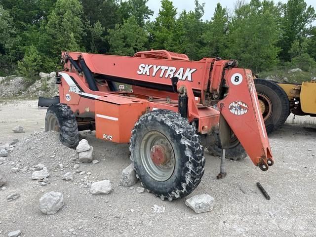 SkyTrak 8042 伸縮臂操作車