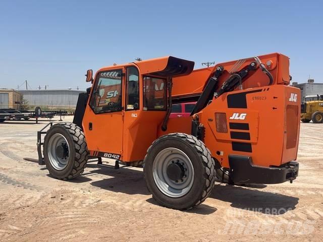 SkyTrak 8042 伸縮臂操作車