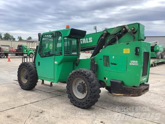 SkyTrak 8042 伸縮臂操作車