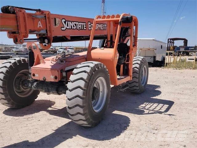 SkyTrak 8042 伸縮臂操作車