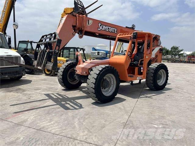 SkyTrak 8042 伸縮臂操作車