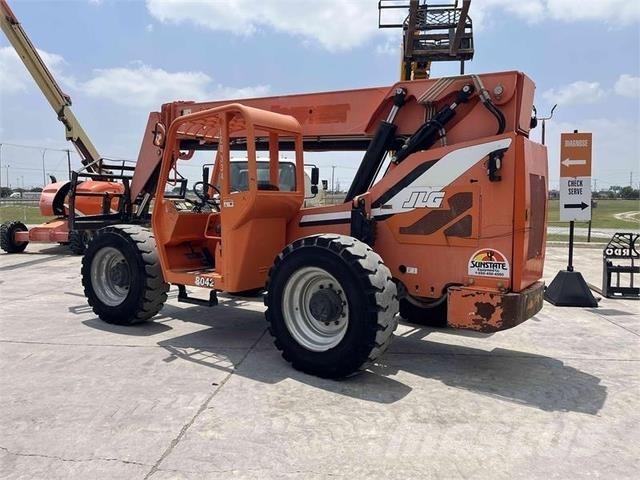 SkyTrak 8042 伸縮臂操作車
